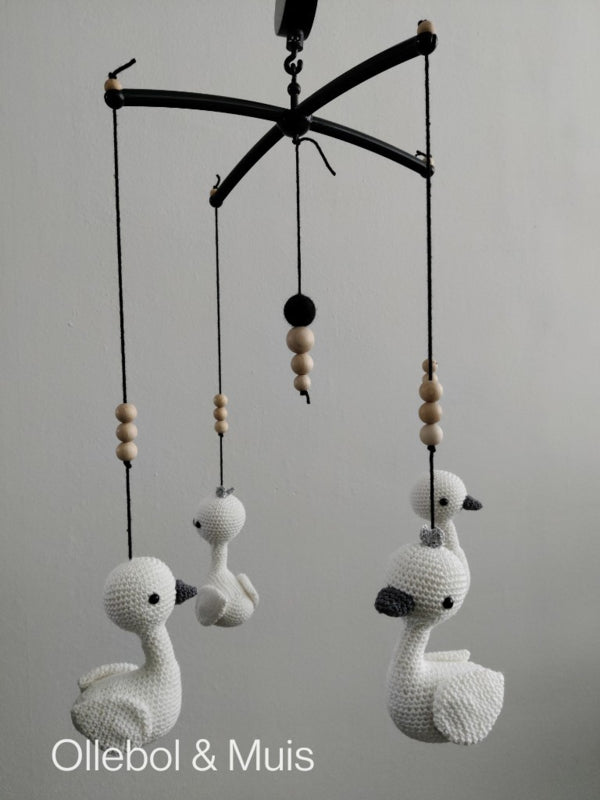 Muziekmobiel zwart met witte zwaantjes