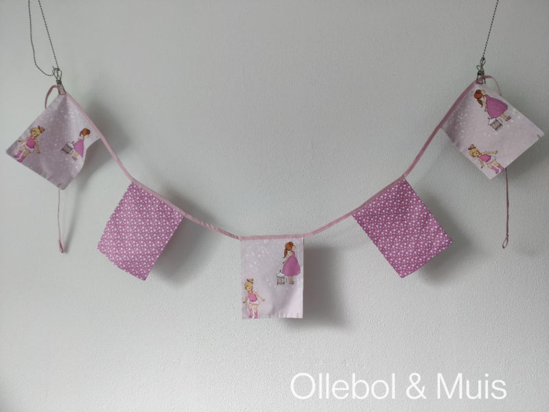 Flagline Ava & Friends with pink panels