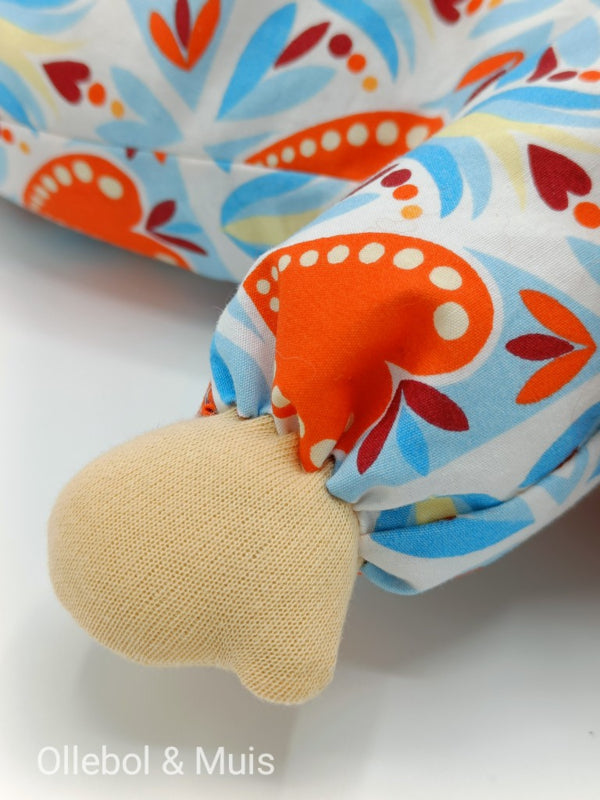 Slappe lijs pop bruine haren oranje appeltjes