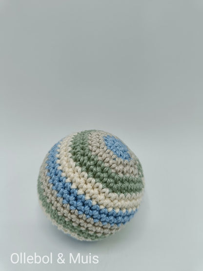 Rammelaar gehaakt konijntje met bal