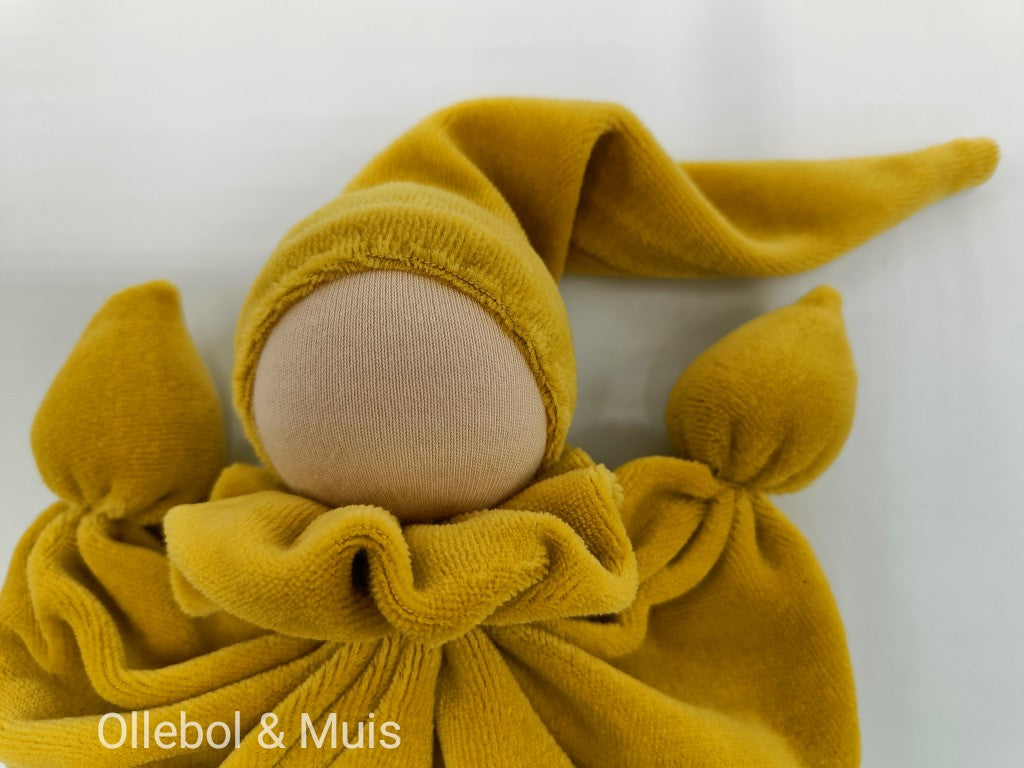 Antroposofisch vlinderpopje okergeel zonder gezichtje