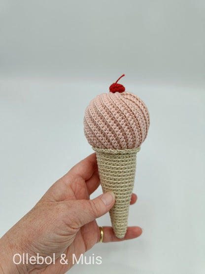 Rammelaar gehaakt ijsje hoorntje aardbei